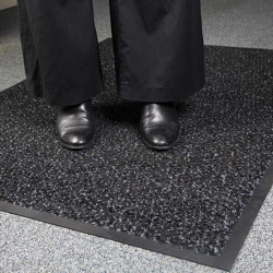 Scraper mat with mixed fibers